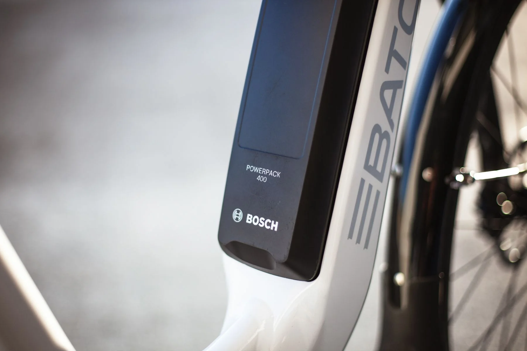 Batch Bicycles 700c Step-Thru Bosch E-Bike - White - Image 9