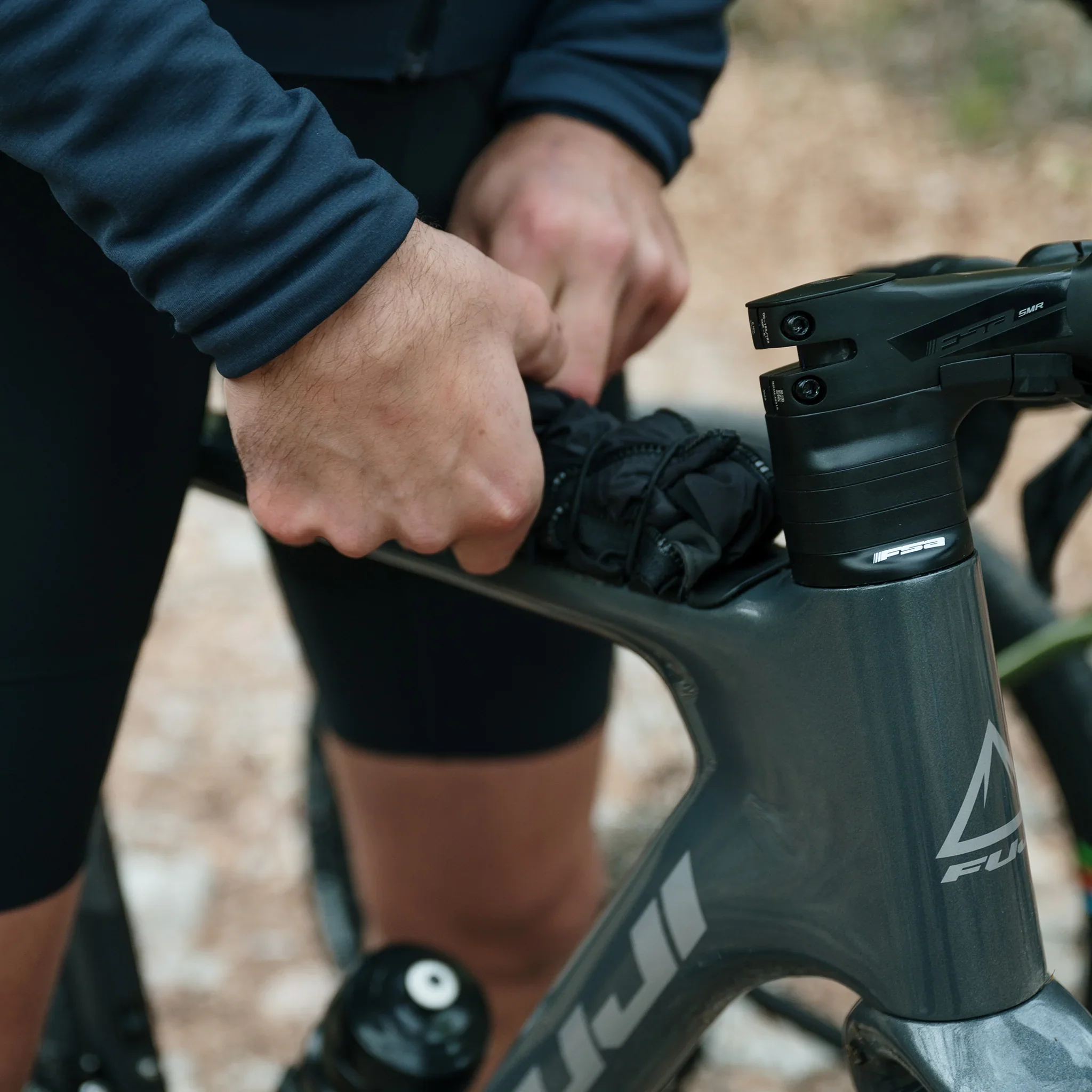 Fuji Jari Carbon 1.1 700c Gravel Bike - Charcoal - Image 6