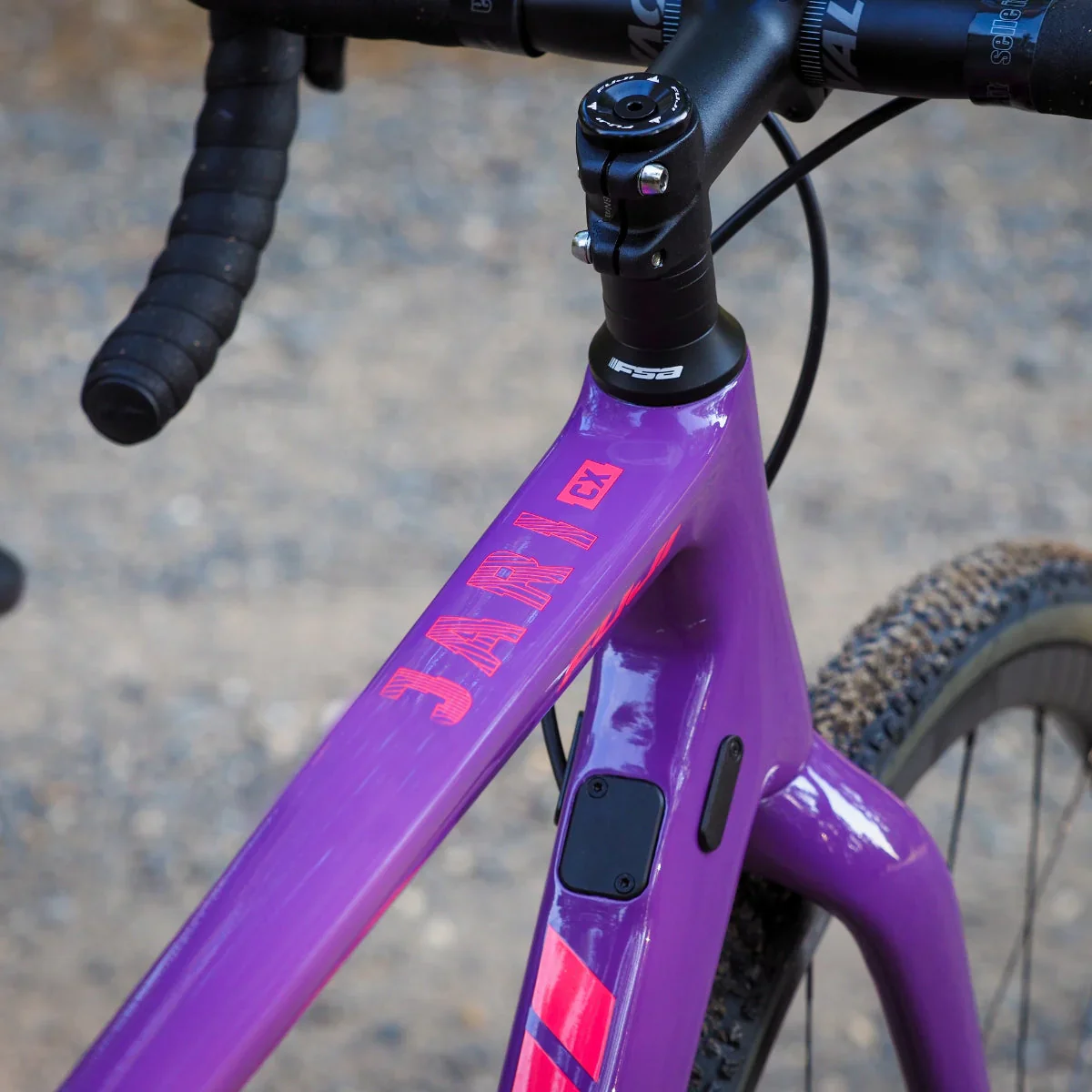 Fuji Jari Carbon CX 700c Gravel Bike - Eggplant - Image 5