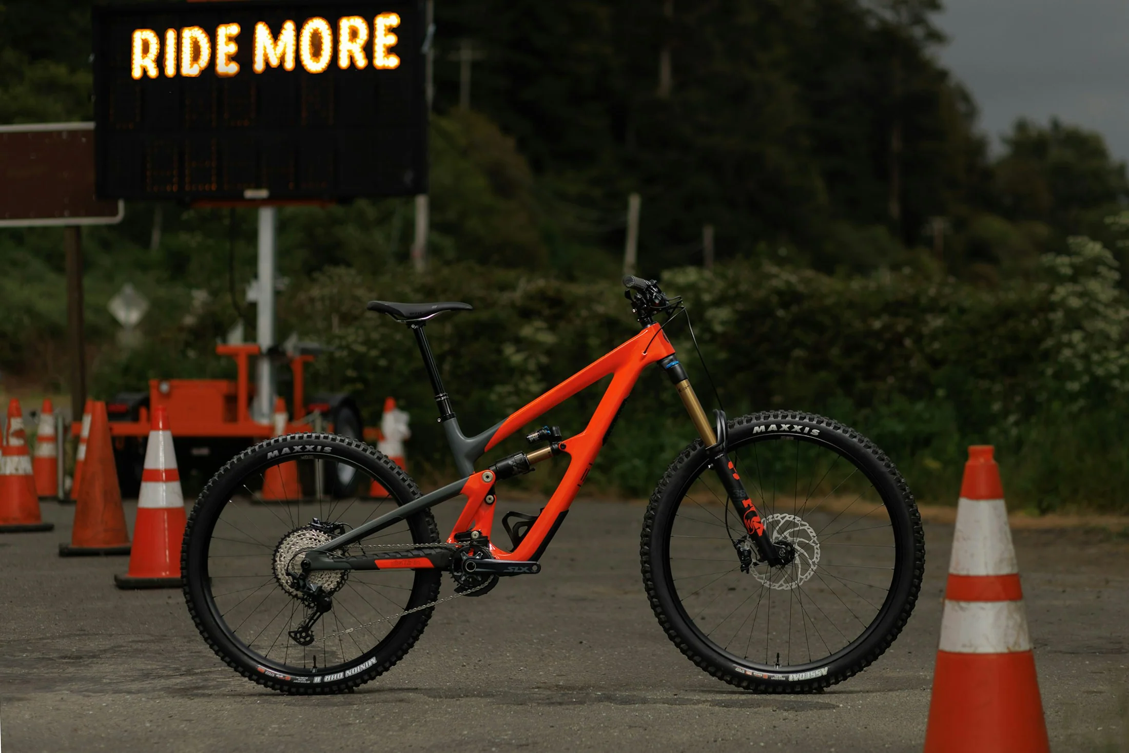 Ibis HD6 MX - GX AXS/AL Wheels - Traffic Cone Orange - Image 2