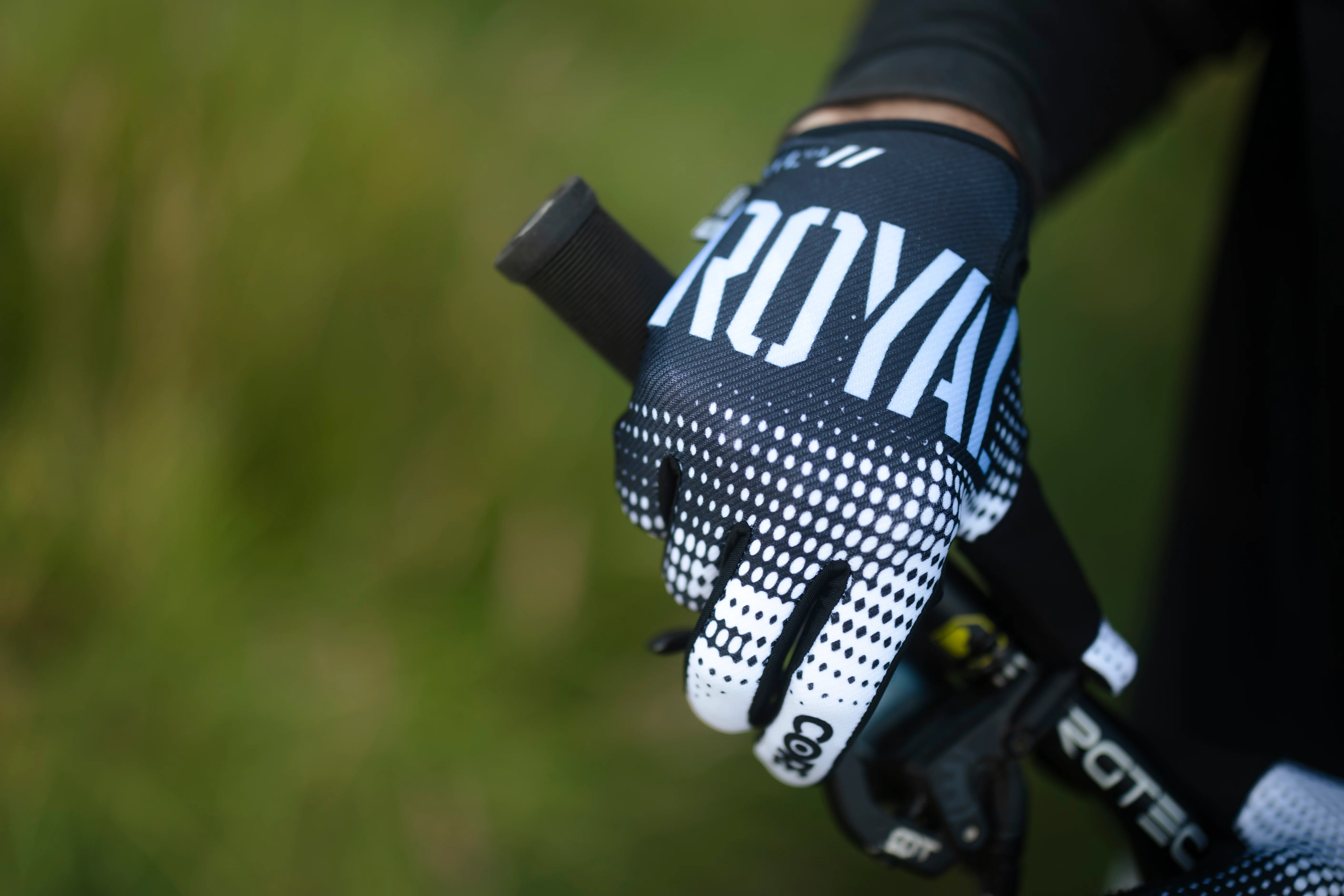 Royal Core MTB Glove - Dot Fade - Black-White - Image 5