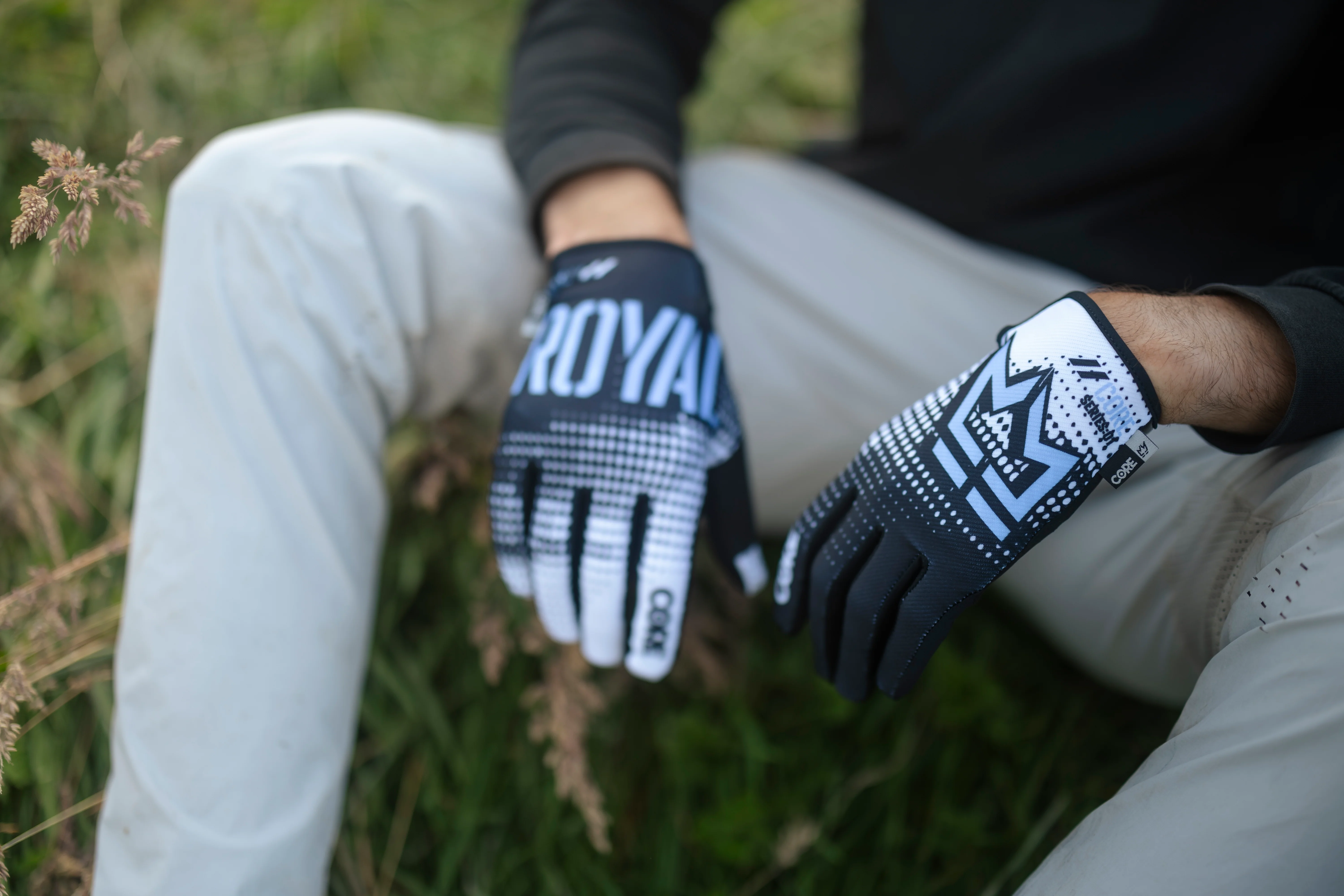 Royal Core MTB Glove - Dot Fade - Black-White - Image 7