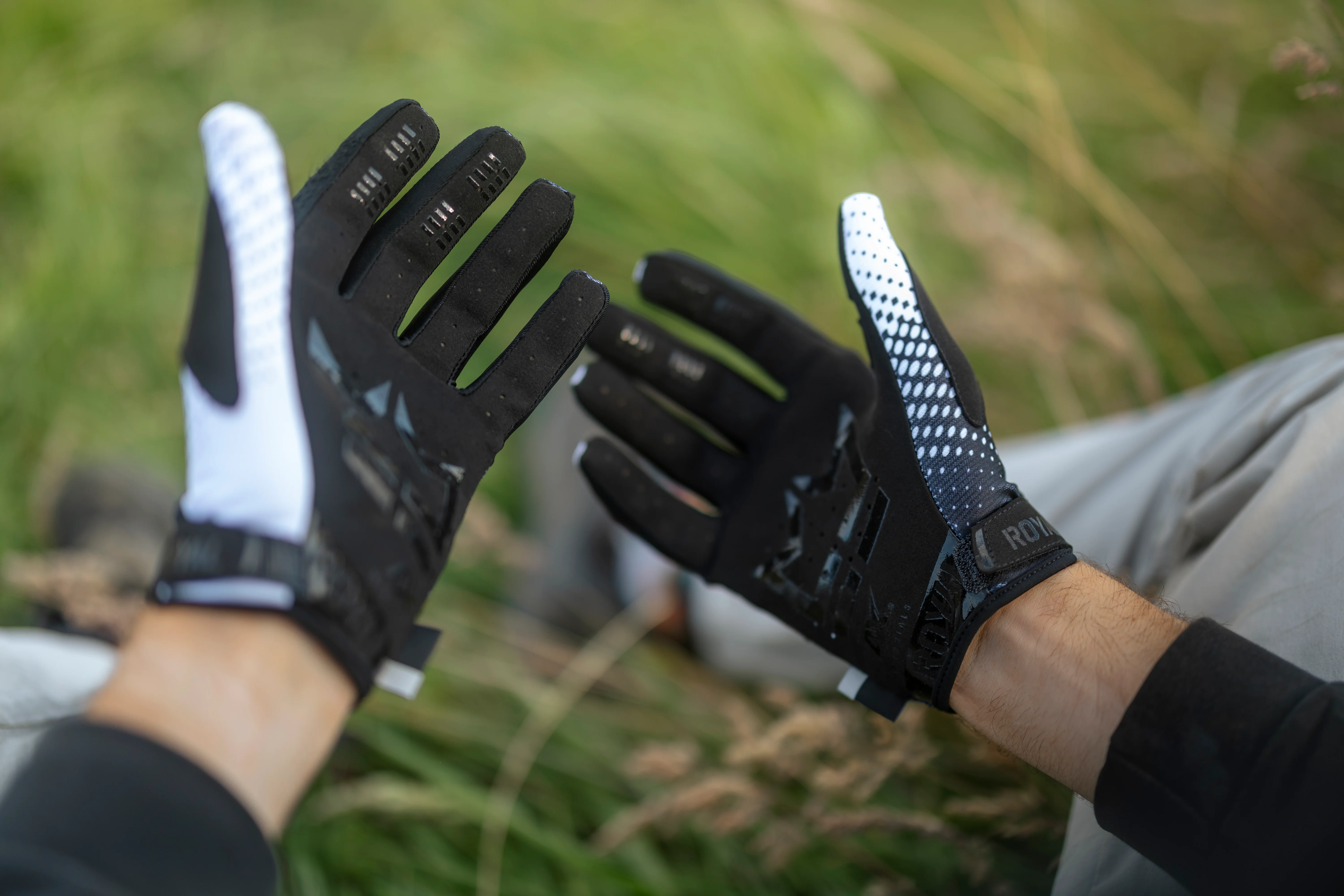Royal Core MTB Glove - Dot Fade - Black-White - Image 8