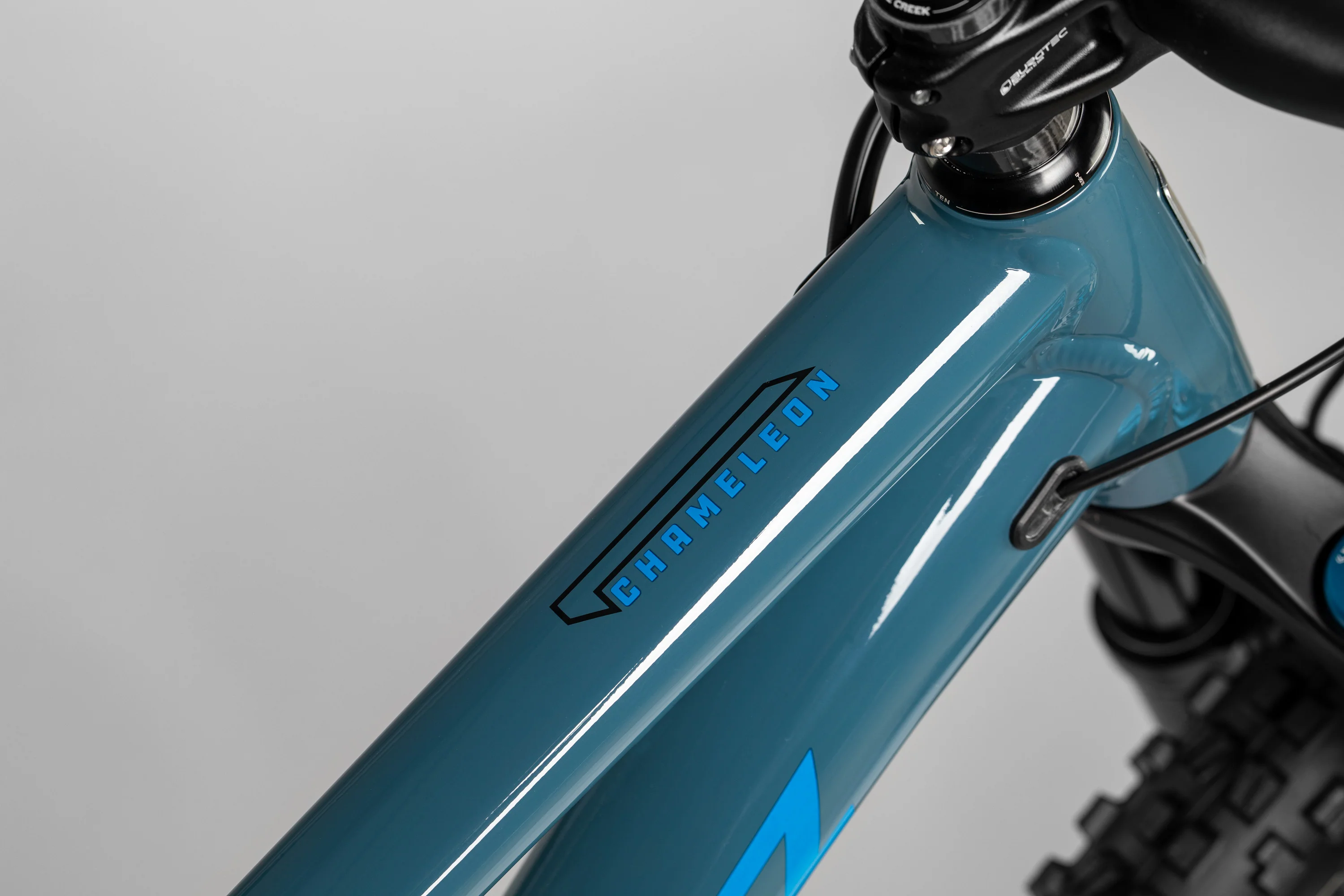 Santa Cruz Chameleon AL MX - D Kit - Gloss Navy Blue - 2023 - Image 2