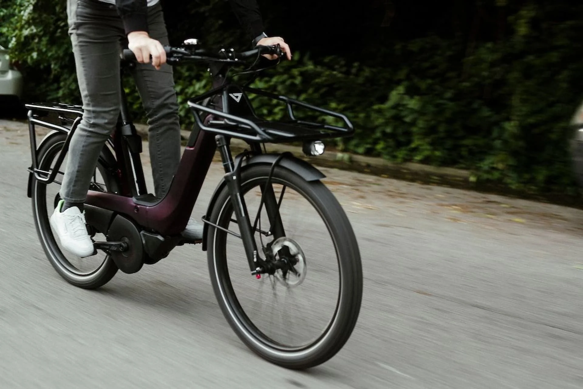 Vaast Bikes E/1 Enviolo 27.5 E-Bike - Vibrant Berry Red-Black Cherry - Image 3
